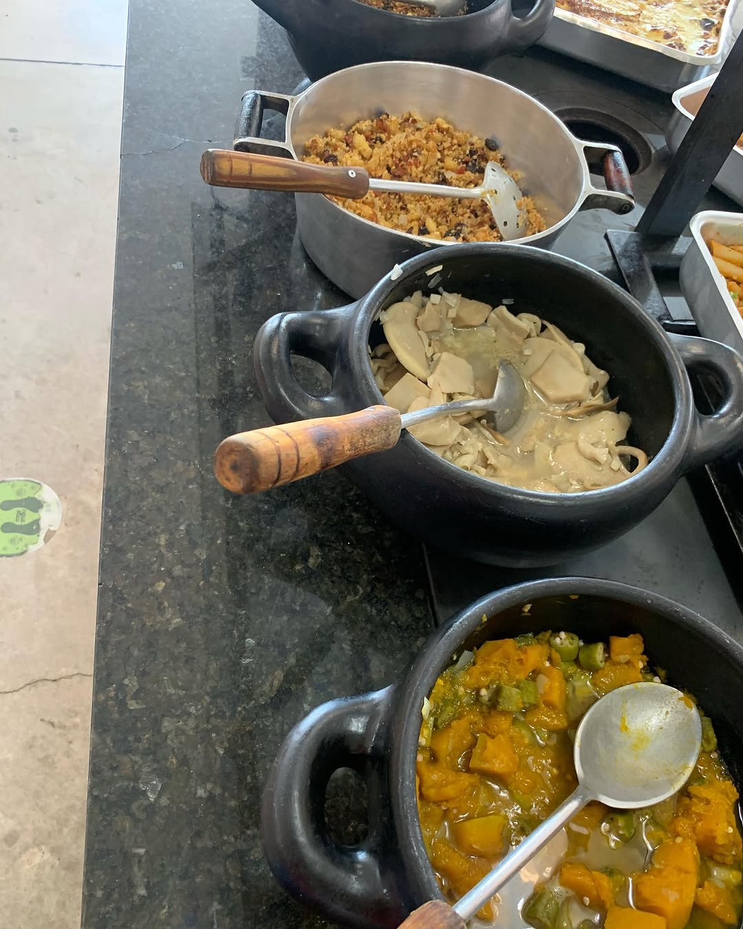 Panelas de barro com comida caipira